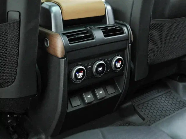 Land Rover Defender — Фото автомобиля 17