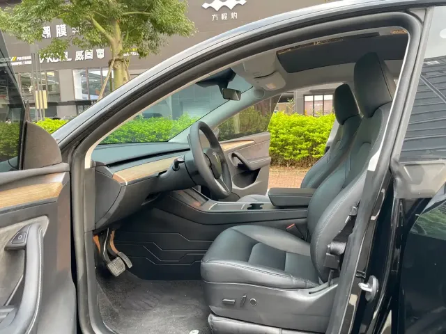 Tesla Model Y — Фото автомобиля 8