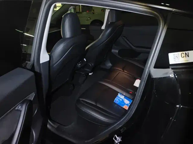 Tesla Model Y — Фото автомобиля 11