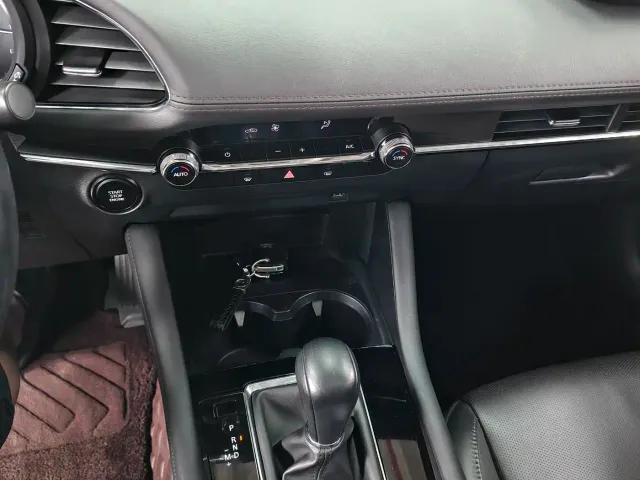 Mazda Axela — Фото автомобиля 12