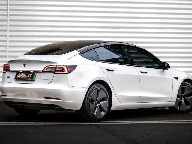 Tesla Model 3 — Фото автомобиля 3