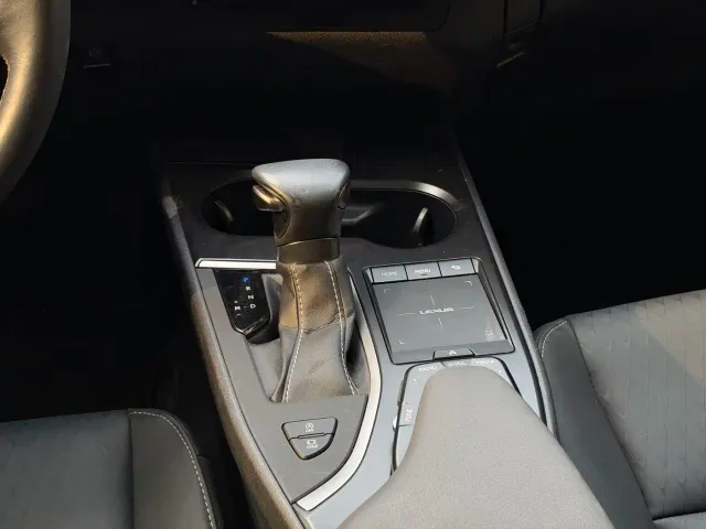 Lexus UX — Фото автомобиля 12