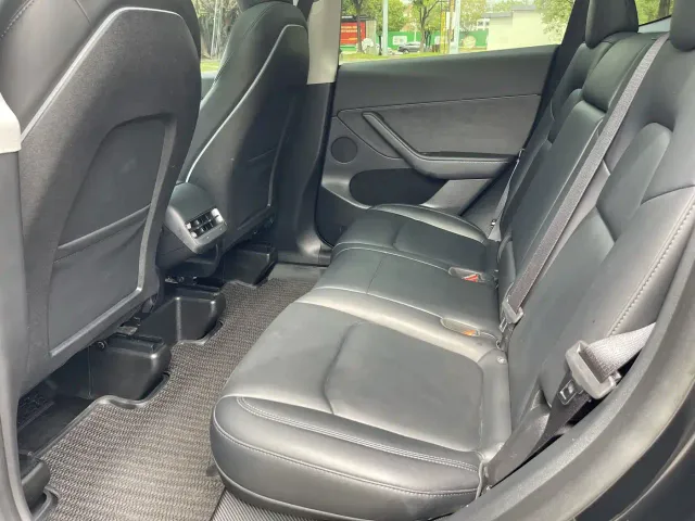Tesla Model Y — Фото автомобиля 8