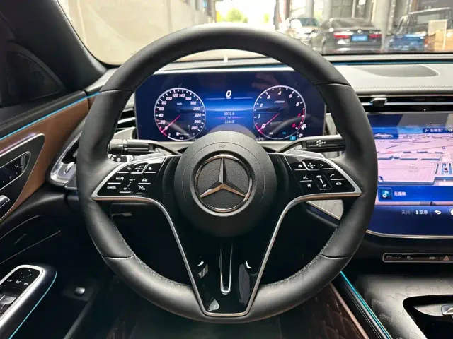 Mercedes-Benz E-Class — Фото автомобиля 12