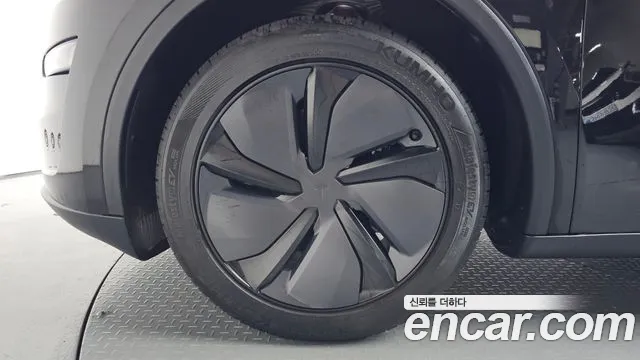 Tesla Model Y — Фото автомобиля 5
