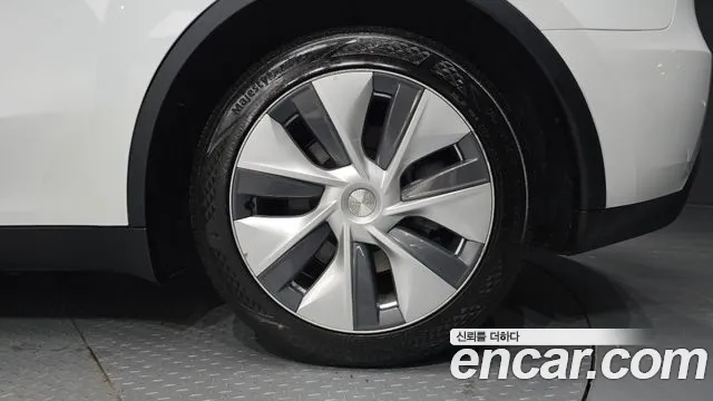 Tesla Model Y — Фото автомобиля 6