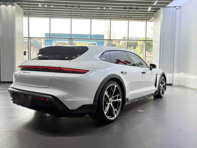 Porsche Taycan — Фото автомобиля 4