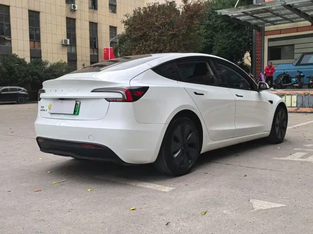 Tesla Model 3 — Фото автомобиля 16