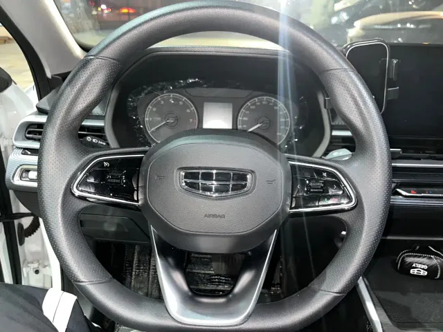 Geely Emgrand — Фото автомобиля 12