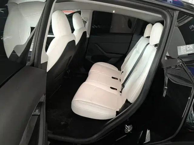 Tesla Model Y — Фото автомобиля 16