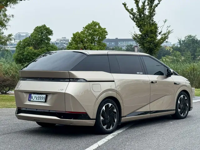 Xpeng X9 — Фото автомобиля 7