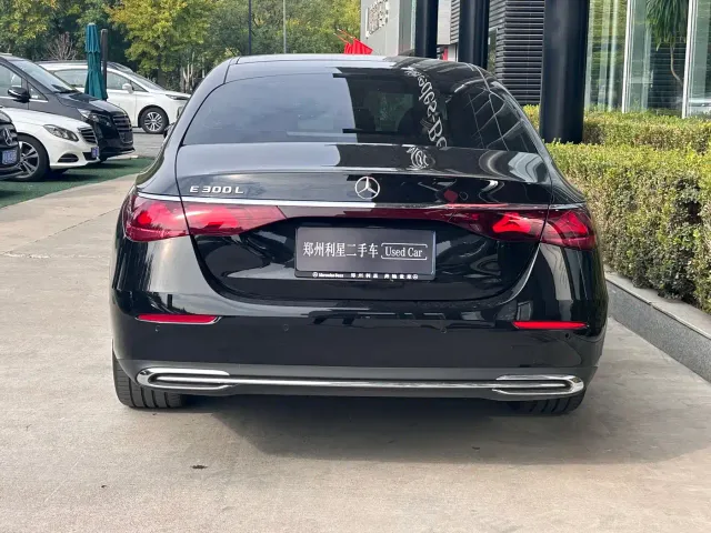 Mercedes-Benz E-Class — Фото автомобиля 4