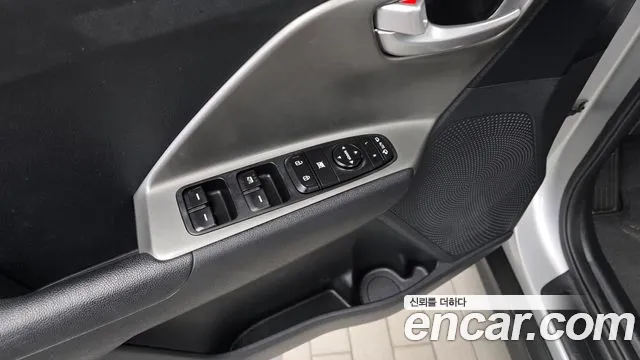 Kia Niro — Фото автомобиля 28