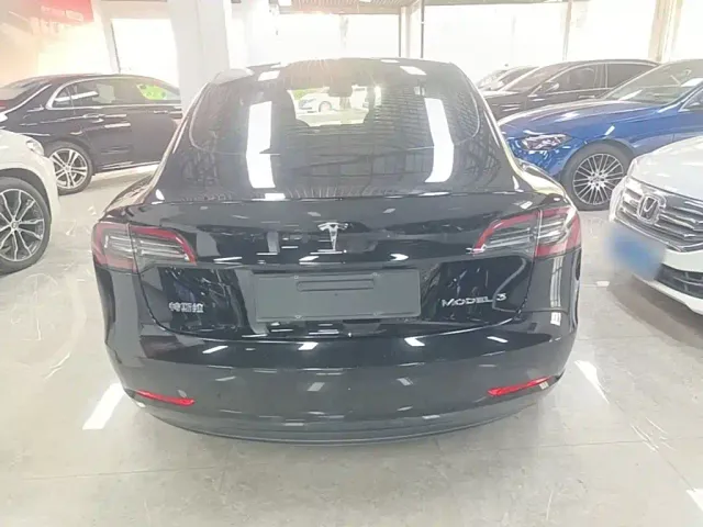 Tesla Model 3 — Фото автомобиля 5