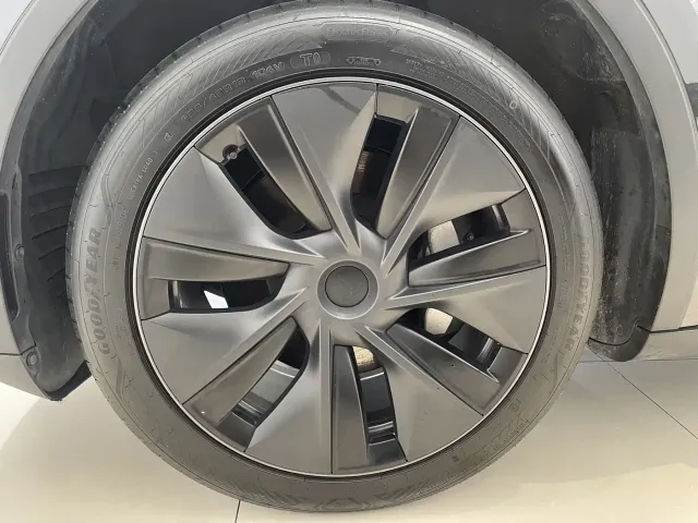 Tesla Model Y — Фото автомобиля 9