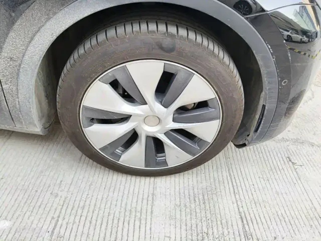 Tesla Model Y — Фото автомобиля 11