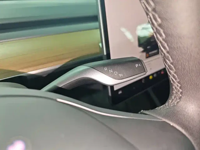 Tesla Model Y — Фото автомобиля 13