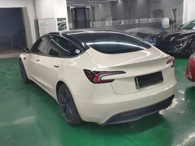 Tesla Model 3 — Фото автомобиля 4