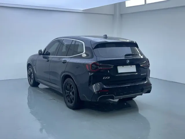 BMW iX3 — Фото автомобиля 12