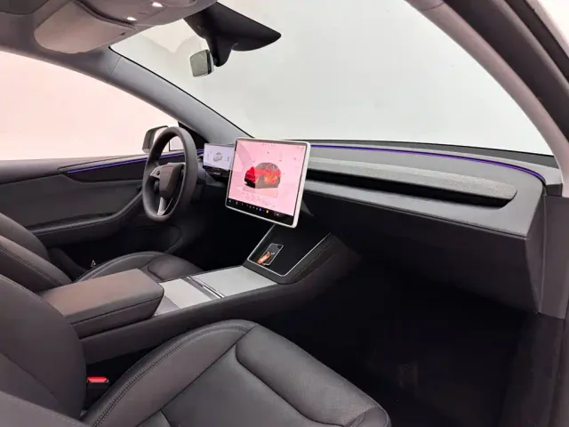 Tesla Model Y — Фото автомобиля 11