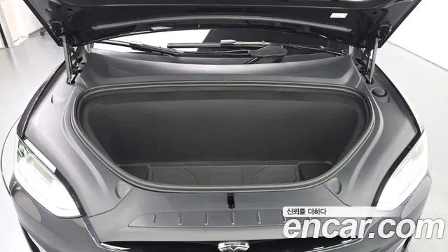 Tesla Model X — Фото автомобиля 9