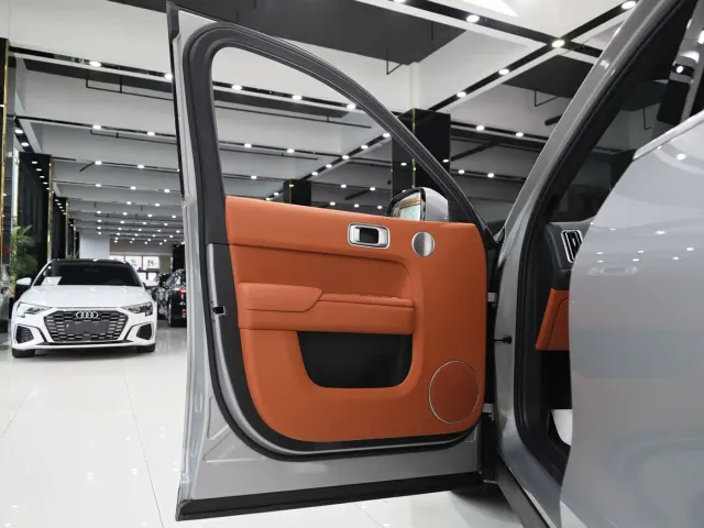 Li Auto L8 — Фото автомобиля 5