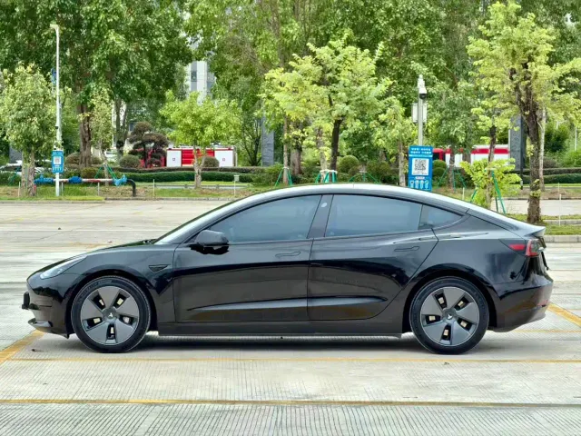 Tesla Model 3 — Фото автомобиля 6