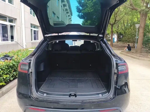 Tesla Model Y — Фото автомобиля 18