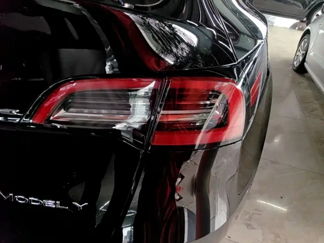 Tesla Model Y — Фото автомобиля 7