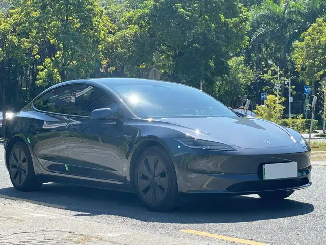 Tesla Model 3 — Фото автомобиля 3