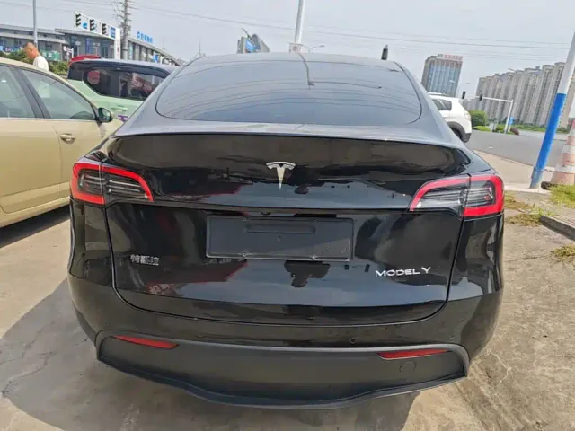 Tesla Model Y — Фото автомобиля 5