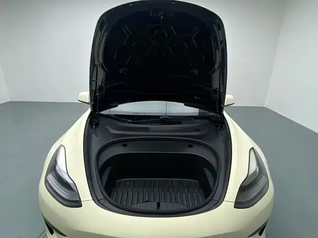 Tesla Model 3 — Фото автомобиля 9