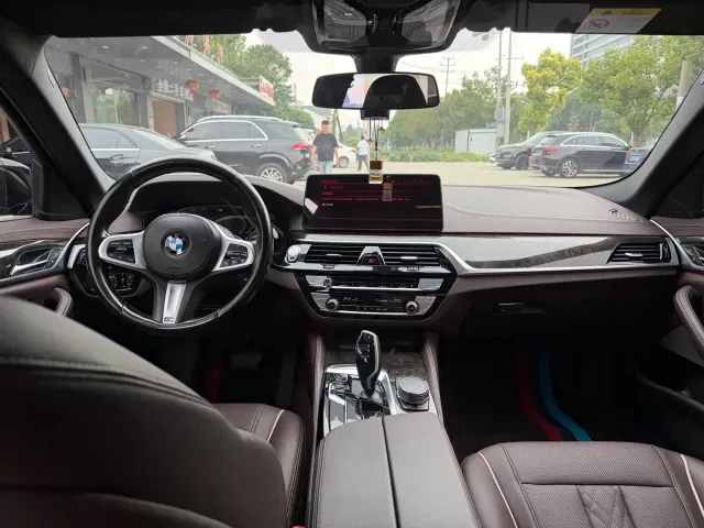 BMW 5 Series — Фото автомобиля 9