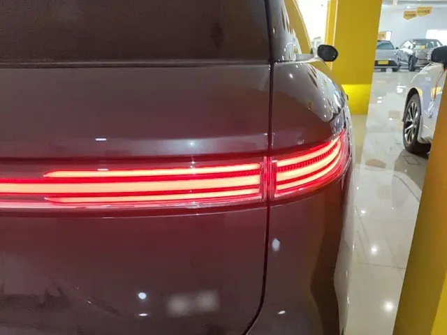 Nio ES8 — Фото автомобиля 7