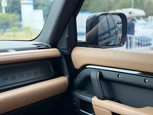 Land Rover Defender — Фото автомобиля 11