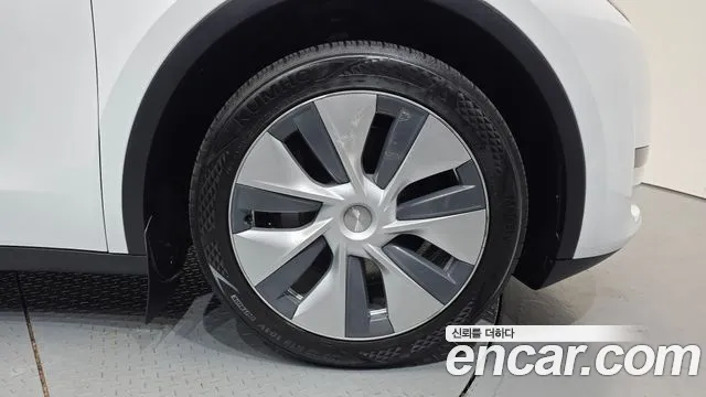 Tesla Model Y — Фото автомобиля 5