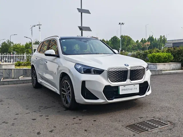 BMW iX1 — Фото автомобиля 3