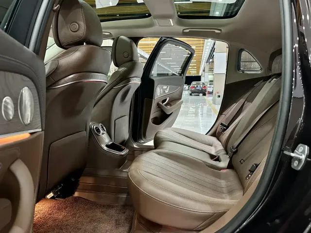Mercedes-Benz E-Class — Фото автомобиля 12