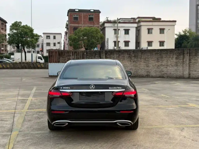 Mercedes-Benz E-Class — Фото автомобиля 5