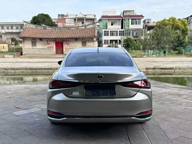 Lexus ES — Фото автомобиля 8