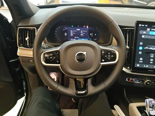 Volvo XC90 — Фото автомобиля 10