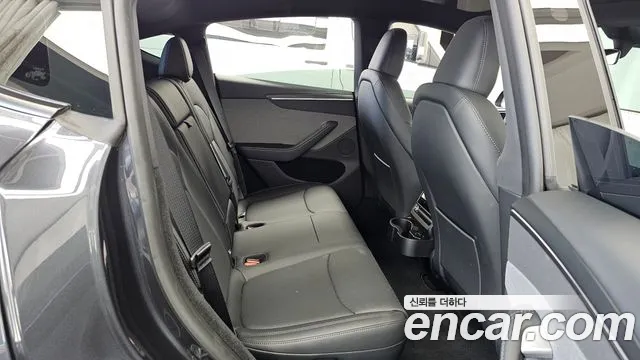 Tesla Model Y — Фото автомобиля 18