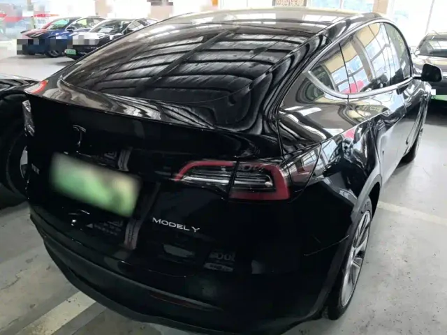 Tesla Model Y — Фото автомобиля 6