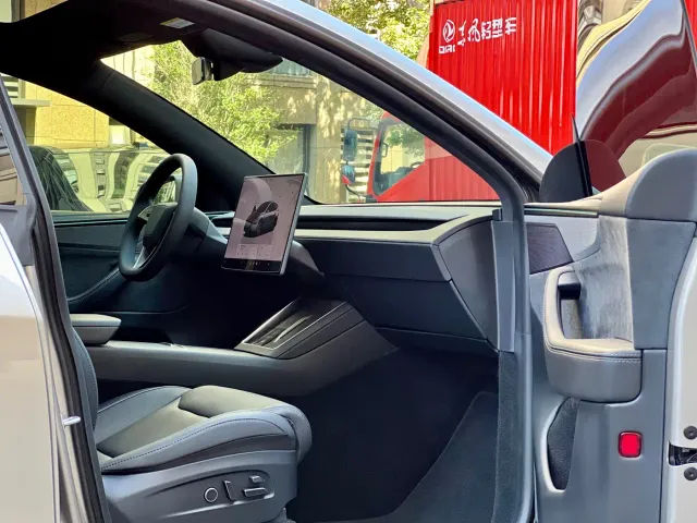 Tesla Model Y L — Фото автомобиля 26
