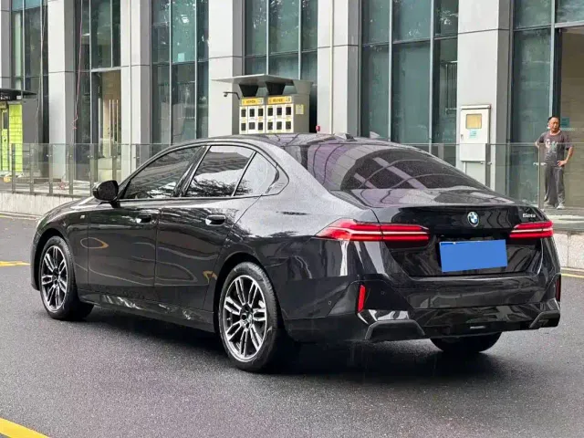 BMW 5 Series — Фото автомобиля 3
