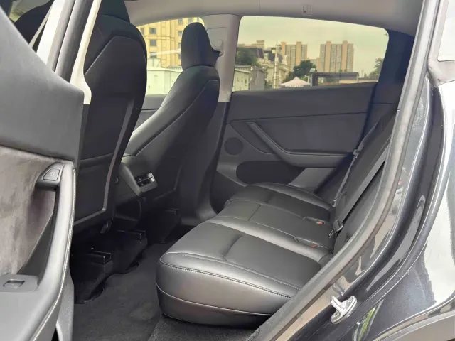 Tesla Model Y — Фото автомобиля 9