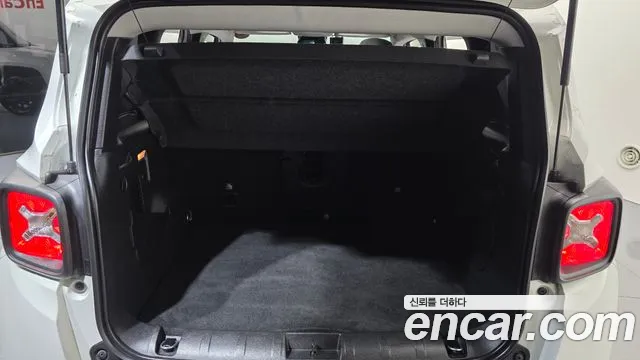 Jeep Renegade — Фото автомобиля 22