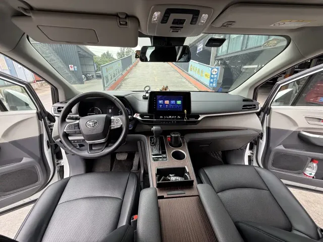 Toyota Sienna — Фото автомобиля 12