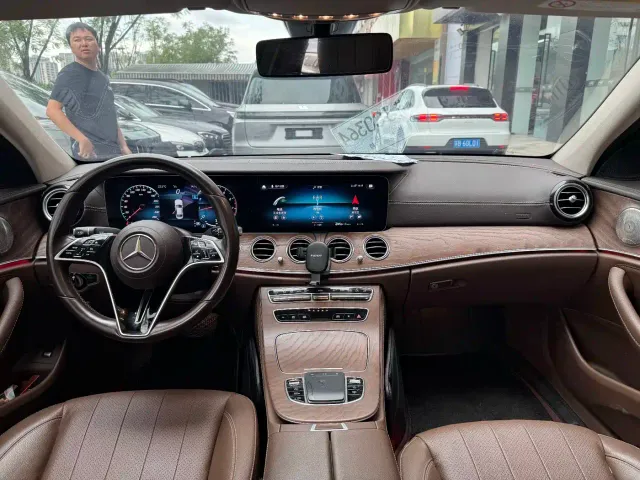 Mercedes-Benz E-Class — Фото автомобиля 5