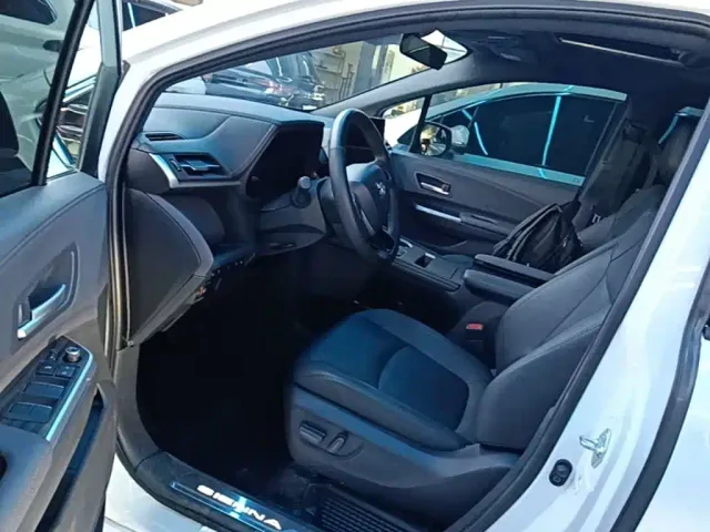 Toyota Sienna — Фото автомобиля 15
